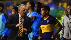 Tevez arrastra una sobrecarga y Alfaro probó una nueva formación