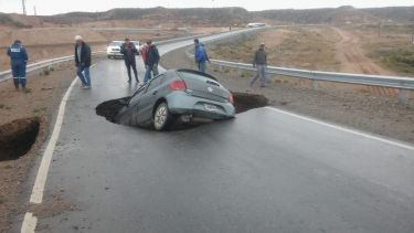 El vehículo prácticamente desapareció adentro del pozo. (Foto: gentileza)