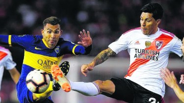 Tevez, que sería elegido por Alfaro en lugar de Zárate, y Enzo Pérez. Dos de los protagonistas del partido del año en La Bombonera.