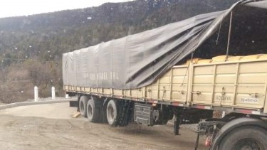 El camión atravesó el puente Negro con una carga superior a la permitida y le provocó severos daños.- Archivo