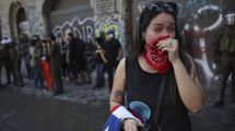 Imagen de Chile: denuncian abusos sexuales de carabineros a mujeres durante el toque de queda