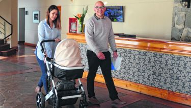 Los médicos venezolanos, Yeziel Díaz y su esposa, Laura Vergel, cuando recibieron en Bariloche una distinción de Migraciones. Foto archivo: Alfredo Leiva