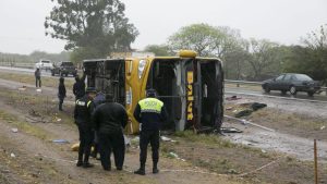 Tres muertos y más de 30 heridos al volcar un micro en San Miguel de Tucumán
