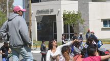 Imagen de Acampan en una comisaría de Roca por la liberación del dirigente Miguel Báez