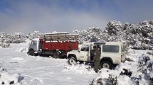 Imagen de Un hombre de 77 años y su hijo fueron rescatados al quedar varados en la nieve