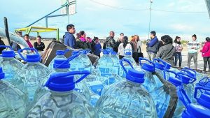 Por falta de agua, vecinos de un barrio de Roca siguen reclamando la cisterna