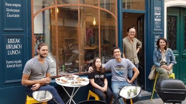 A este neuquino le va muy bien vendiendo empanadas en París