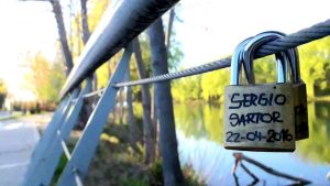 Los candados del amor llegaron a Neuquén