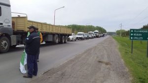 Estatales entregan volantes sobre la ruta 7 en Chañar por su Convenio
