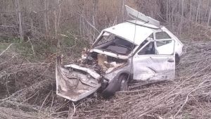 Se le cortó la dirección y volcó en Roca