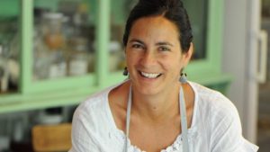 Juliana López May ultima detalles en la previa del Festival Yo Como en la bodega Humberto Canale