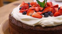 Imagen de Torta de polenta y arándanos por Felicitas Pizarro