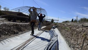 Comienzan a extender el asfalto una importante arteria de Neuquén