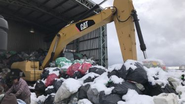 Esta retroexcavadora está en el basural (Foto: expediente judicial)