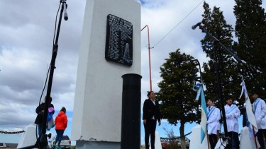 De la ceremonia participaron funcionarios municipales, colegios de la ciudad y extrabajadores