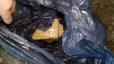 El joven arrojó una bolsa negra al patio del vecino, que contenía 1,7 kilos de marihuana. (Foto: Gentileza.-)