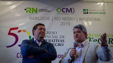 El gobernador Alberto Weretilneck junto a Alejandro Pozas, presidente de la federación de cooperativas. Gentileza