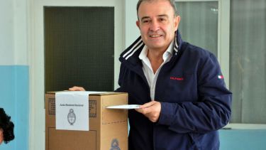 El vicegobernador votó en la Escuela N°1 de Viedma. Foto: Marcelo Ochoa.