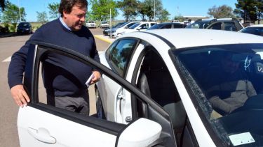 El gobernador Alberto Weretilneck arribó esta mañana a la capital rionegrina. Foto: Marcelo Ochoa.