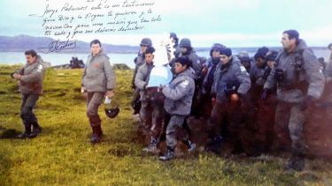 En el centro de la foto, Jorge Palacios lleva la imagen de la Virgen, durante la procesión que realizaron en Malvinas. Fue después de sobrevivir al bombardeo. Foto: Gentileza Jorge Palacios. 