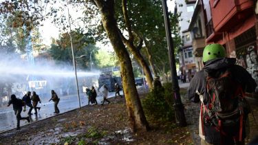 Este viernes se dio una nueva y multitudinaria marcha en Chile, con represión y detenidos. Foto: Télam