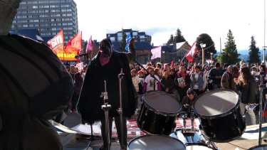 La comunidad mapuche de Bariloche se hizo oír en el acto.
