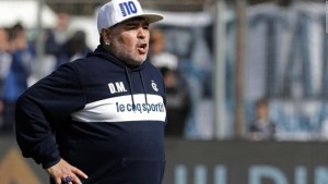 Finalmente Maradona seguirá como técnico de Gimnasia