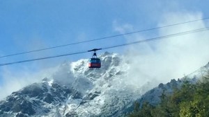 Una ligera nevada cubrió la cumbre del cerro Catedral