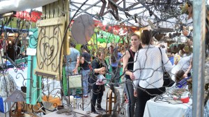 Ya están listos los stands de la gran feria de artesanos en Neuquén