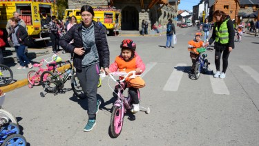 Los niños y niñas de la escuela 16 jugaron, se divirtieron y aprendieron acerca de la seguridad vial. Foto: Alfredo Leiva