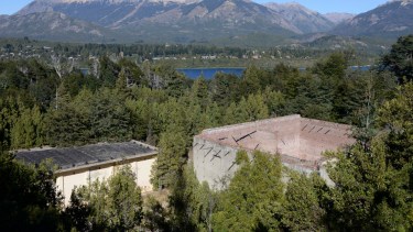 En la isla Huemul hay edificios en ruina del viejo proyecto nuclear de la década del '50. Foto: Archivo