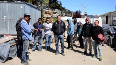 Los trabajadores aguardan el cobro de la última quincena. Foto: Alfredo Leiva
