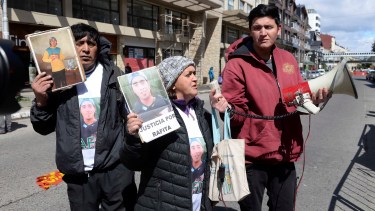 Alejandro Nahuel y Graciela Salvo en una de las marchas para pedir justicia por su hijo, Rafael.  Archivo