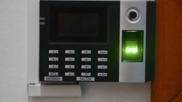 En el Centro Cívico los municipales deben marcar su asistencia en un reloj. 