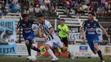 El debut de Coronel fue ante Villa Mitre, 1 a 1, en La Visera. (Foto: Archivo)