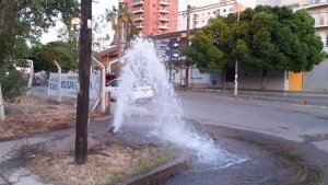 Un caño roto generó una «fuente» de agua en Neuquén