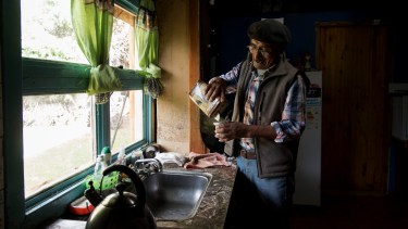 Víctor Díaz, el "caso cero" de hantavirus del brote de Epuyén en 2018, en su casa, en el campo, recuerda aquellos días. (Foto: Marcelo Martinez)