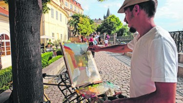 Centro de Praga pegado al río Moldava. Pintando en la rambla. Fotos de Guido Ferrari.  