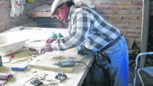 El hombre de Los Menucos que le da forma a la piedra