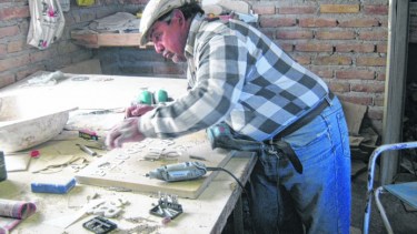 El hombre de Los Menucos que le da forma a la piedra