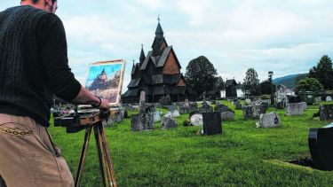 Alrededor del año 1200, los vikingos hicieron este templo, la iglesia de Heddal, que aquí pinta Guido. Fotos de Guido Ferrari  