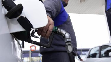 El congelamiento de los combustibles cruje por todos lados y las refinerías reclaman un alza del 10%.