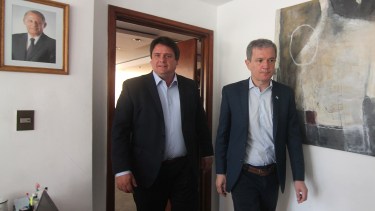 Mariano Gaido y Guillermo Monzani un mes antes del cambio de signo (Cambiemos - MPN) en el sillón en la municipalidad de Neuquén. (Foto archivo Oscar Livera)