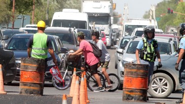 La Ruta 22 está siendo reparada en Neuquén, entre Plottier y Cipolletti.  (Archivo Oscar Livera).- 