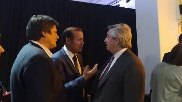 Junto al intendente electo Mariano Gaido, el gobernador Omar Gutiérrez charló con Alberto Fernández en los pasillos de la UIA. Gentileza