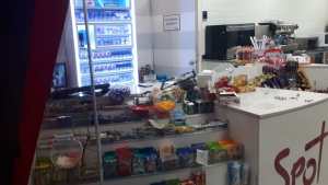 Un playero sacó a sillazos a dos jóvenes que lo asaltaron en Neuquén