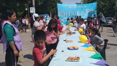 Barrios de Pie montó un merendero frente a la Casa de Gobierno. (Gentileza).-