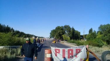 Esta semana, los trabajadores de la PIAP cortaron la Ruta 22 en el puente El Carancho, cerca de Senillosa. (Gentileza).-