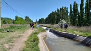 Un auto cayó al canal de riego en Centenario