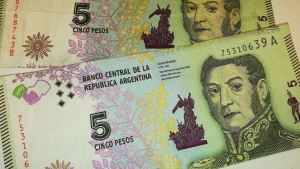 Comienza el canje de los billetes de $5 de cara a su salida de circulación
